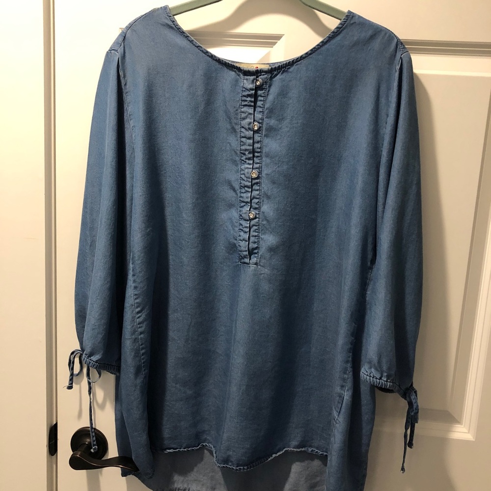 Denim Chambray top by Charlie Paige size 1X